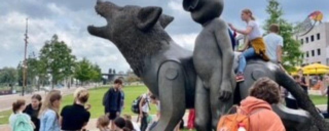Cultuurstromers maken een Big Draw met Waterwolf aan de Waalkade in Nijmegen