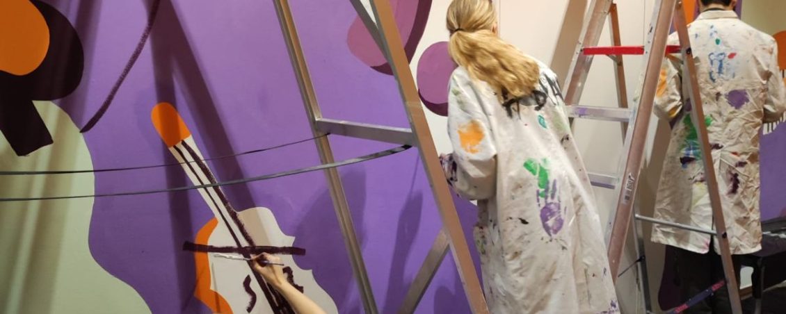 Leerlingen maken hun eigen school mooier.